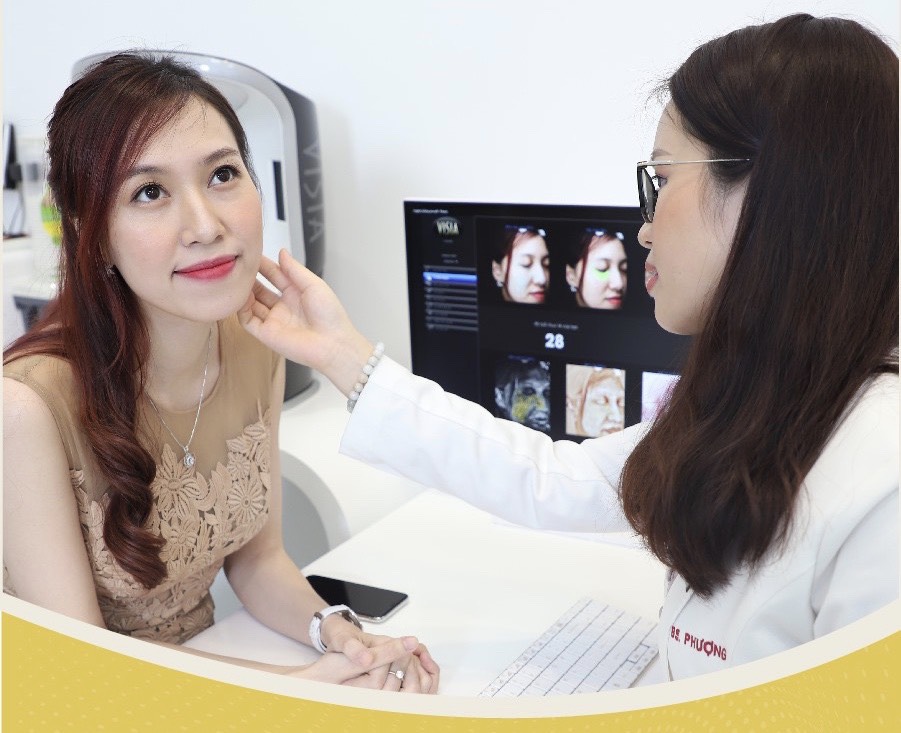 Bác sĩ Mã Phượng với quy trình thăm khám khoa học, điều trị các vấn đề về mụn (Ảnh NVCC)