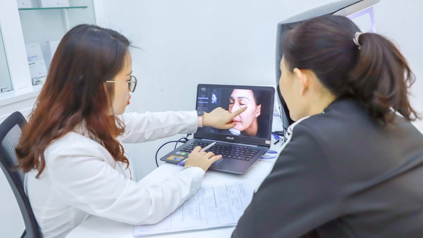 Bác sĩ Mã Phượng với quy trình thăm khám khoa học cho các vấn đề về mụn (Ảnh NVCC)