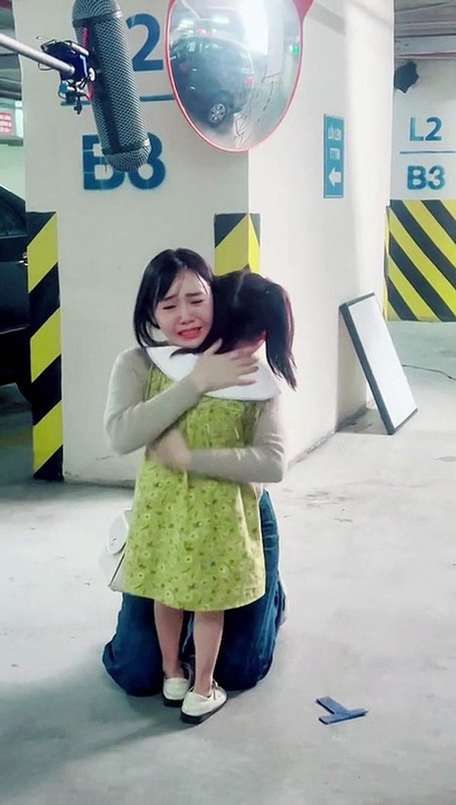 Một cảnh quay xúc động khác khi Quỳnh Kool ôm chặt con gái và khóc nức nở ở tầng hầm gửi xe cũng được tiết lộ.
