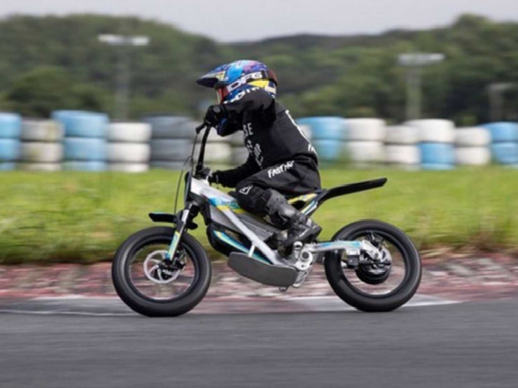 Thế giới xe - Trình làng xe điện "mèo con" dành cho các cậu ấm cô chiêu