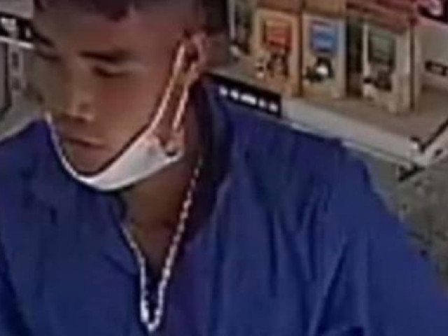 Pháp luật - Ném nắm cát vào mặt chủ tiệm rồi cướp giật 2 sợi dây chuyền vàng