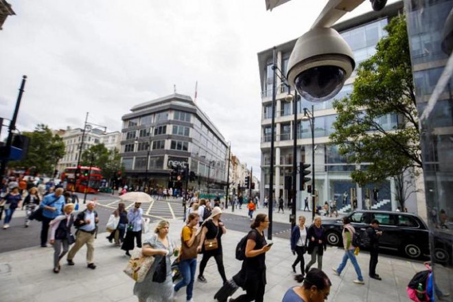 Hình ảnh về một camera giám sát trên phố Oxford ở trung tâm thủ đô London - Anh vào năm 2019. Ảnh: Reuters