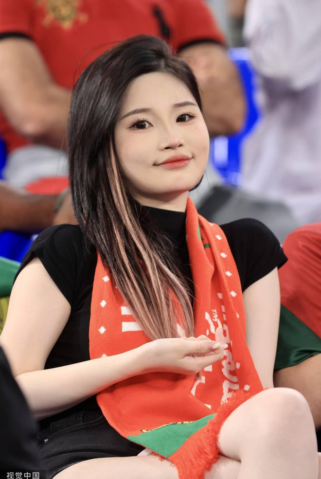 Những bóng hồng xinh tươi trên các khán đài World Cup 2022 - 7