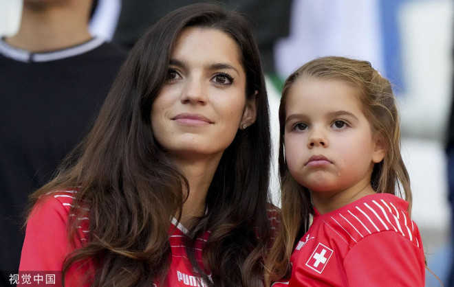 Trước đó, 2 thiên thần CĐV Thụy Sĩ cổ
vũ cho đội nhà trong chiến thắng trước Cameroon