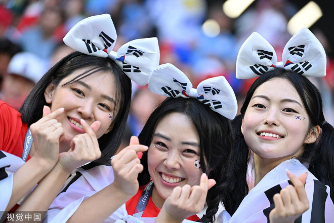 Nhưng rõ ràng, họ không thể nổi bật
bằng lực lượng CĐV nữ hùng hậu đến từ Hàn Quốc