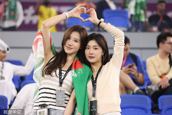 Những bóng hồng xinh tươi trên các khán đài World Cup 2022 - 11