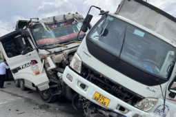 Tin tức trong ngày - Xe ben ủi xe tải văng vào chốt đèn đỏ, nhiều người vứt xe thoát chết trong gang tấc