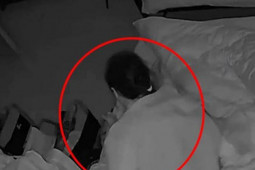 Phi thường - kỳ quặc - Vô tình kiểm tra camera, con gái phát hiện điều khó tin về người mẹ bị liệt