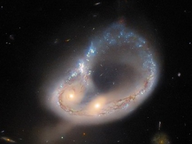 Công nghệ thông tin - Ảnh sốc từ NASA/ESA: "Cửa sổ" vượt thời gian 2 tỉ năm cho chúng ta?