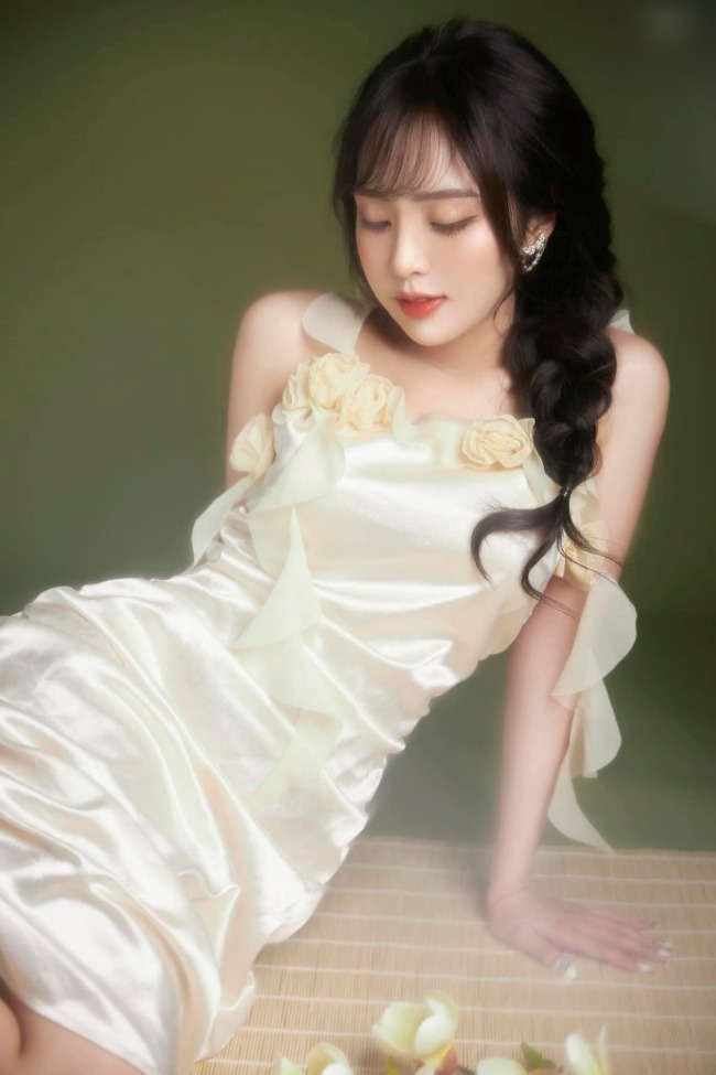 Không chỉ là hot girl nổi tiếng trên mạng xã hội, Lê Phương Anh còn góp mặt trong MV 'Níu Duyên' triệu view của ca sĩ Lê Bảo Bình.
