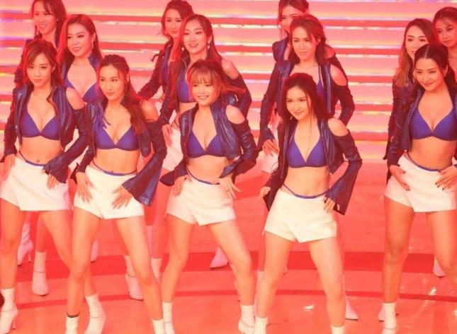 Sân khấu biểu diễn kiệm vải của dàn diễn viên trẻ TVB bị chỉ trích phản cảm. Ảnh: HK01.