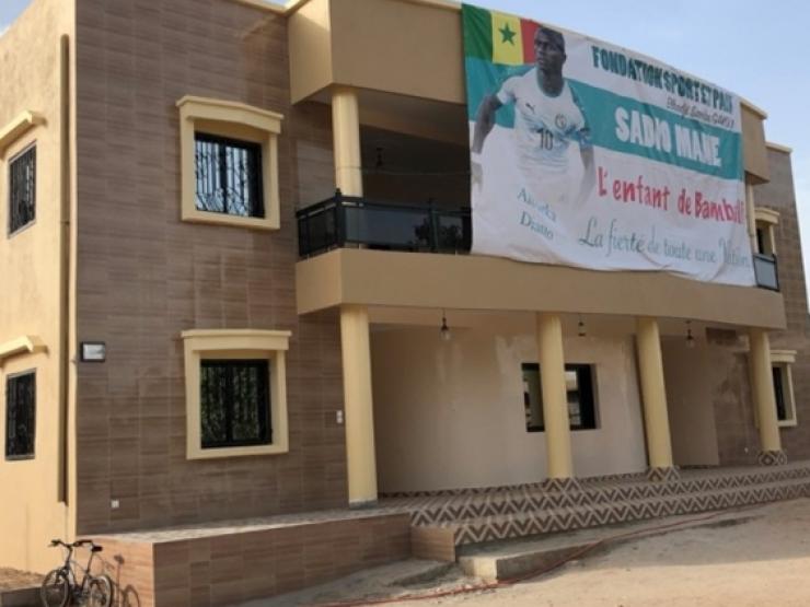 Kinh doanh - Cầu thủ có lương cao "ngất" nhưng dùng iPhone vỡ nát