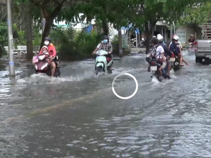 Tin tức trong ngày - Video: CSGT dùng xe chở người dân vượt qua vùng nước ngập