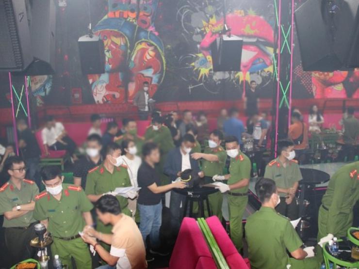 Pháp luật - Hơn 100 cảnh sát vây ráp quán Bar 7 Bar Station