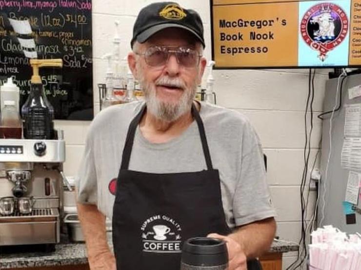 Kinh doanh - Cụ ông kiếm 2,8 tỷ đồng/năm bằng nghề trả lời câu hỏi người lạ trên Internet