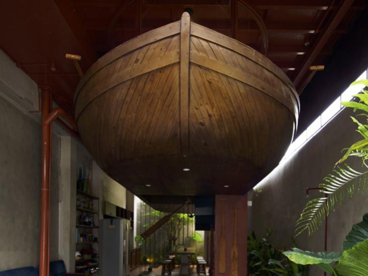 Kinh doanh - Chủ nhà "chơi lớn", mang cả thuyền gỗ về đặt giữa nhà làm điểm nhấn