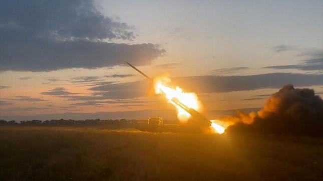 Nga khoe sức mạnh pháo phản lực BM-30 Smerch trong chiến dịch quân sự ở Ukraine - 1