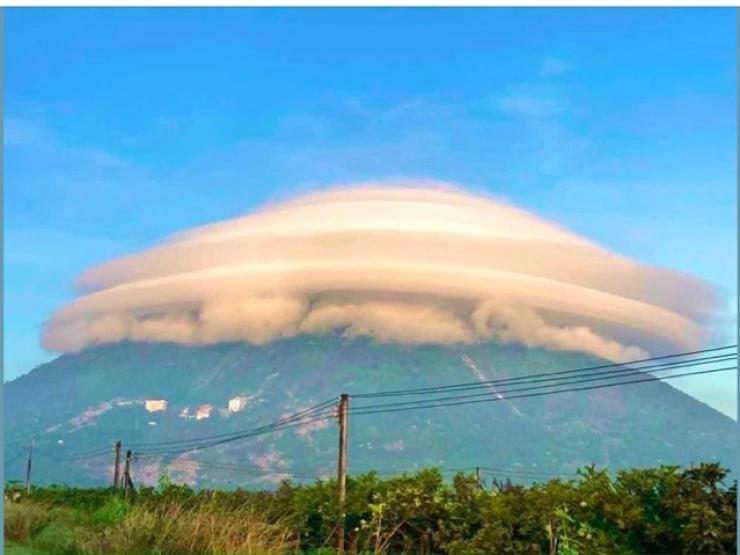 ”Giải mã” đám mây hình đĩa bay trên núi Bà Đen