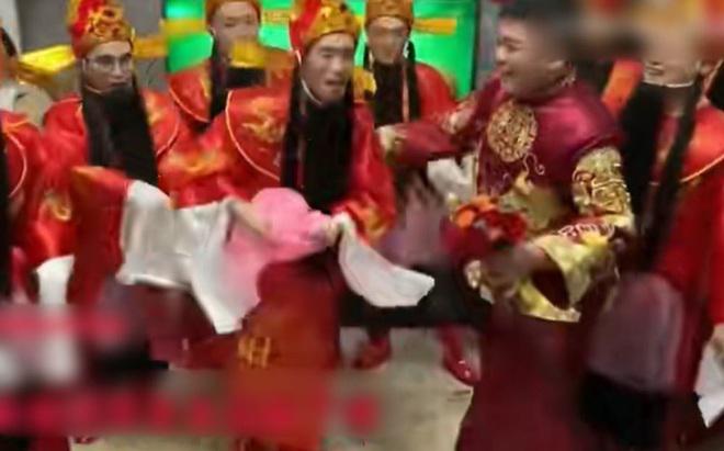 Dàn phù rể hóa trang thành Thần Tài, vừa đi vừa hát hò nhảy múa khiến cô dâu cười không ngớt - 2