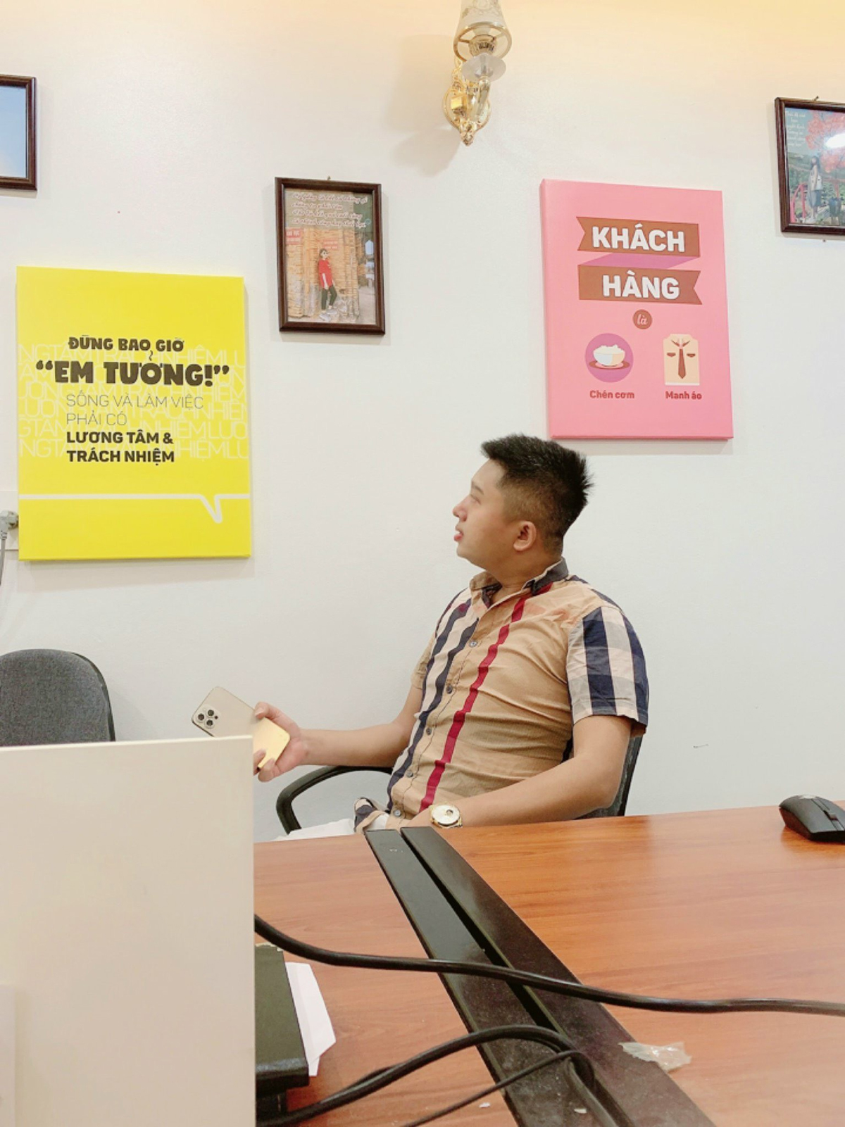 Slogan được treo tại công ty để thể hiện giá trị cốt lõi mà công ty hướng đến