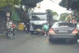Tin tức trong ngày - Clip: Liều mạng tạt đầu xe tải, nữ sinh thoát chết trong gang tấc