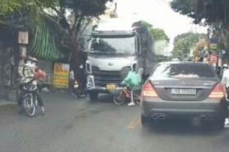 Tin tức trong ngày - Clip: Liều mạng tạt đầu xe tải, nữ sinh thoát chết trong gang tấc