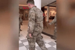 Thế giới - Video: Phản ứng của nhóm binh sĩ Mỹ khi bị công kích ở trung tâm thương mại Ba Lan