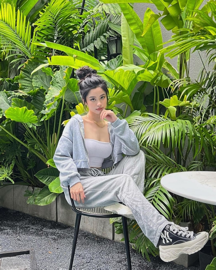 Cô cũng khá yêu thích những item mang phong cách thể thao, năng động.
