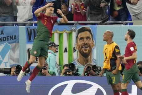 Ronaldo trêu fan MU cạnh ảnh Messi, cáu kỉnh vì đối thủ nhái cách ăn mừng