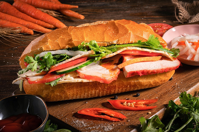 Bánh mì Việt Nam hấp dẫn thực khách bởi lớp vỏ ngoài nóng giòn kết hợp phần nhân thập cẩm bắt vị.