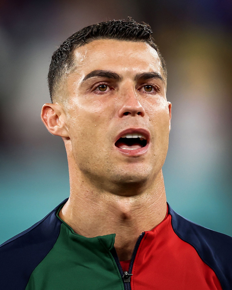 Ronaldo rưng rưng nước mắt khi hát quốc ca Bồ Đào Nha