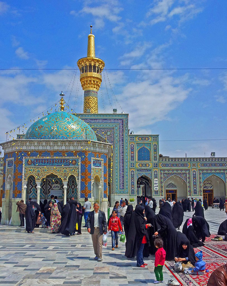 8. Mashhad

Mashhad là nơi linh thiêng đối với nhiều người Iran.&nbsp;Bên trong là ngôi mộ của Ali al-Ridha- hậu duệ của nhà tiên tri Hồi giáo Muhammad, và Imam thứ 8 trong Twelver Shia Islam. Thánh địa này trải rộng trên gần 600.000m2 ở giữa thành phố, được dát vàng và kim loại quý.
