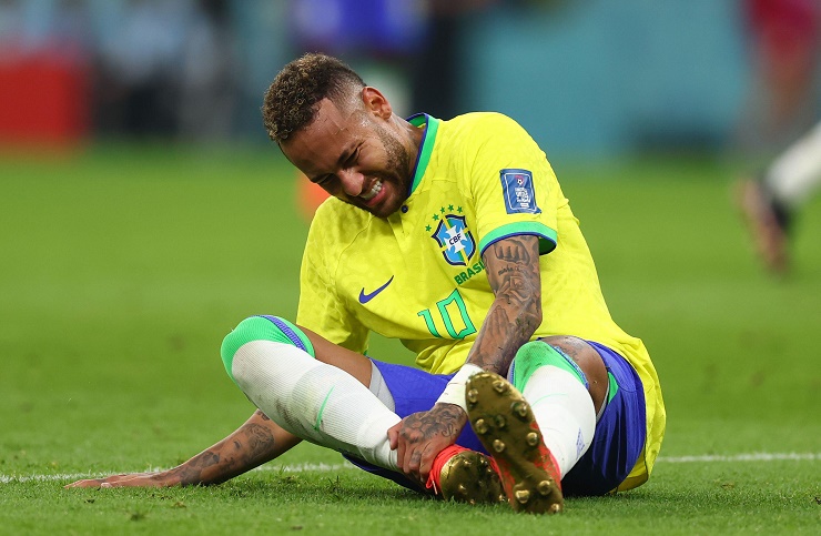 Neymar liên tục bị các cầu thủ Serbia phạm lỗi