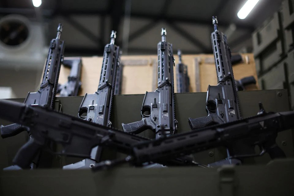 Súng trường tự động ở một xưởng sản xuất vũ khí tại Ba Lan (ảnh: Reuters)