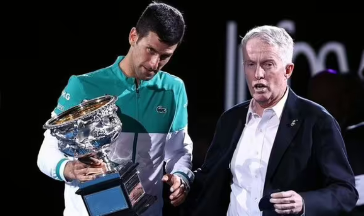 Craig Tiley (phải) vui mừng khôn xiết khi Novak Djokovic (trái) được dự giải Australian Open 2023