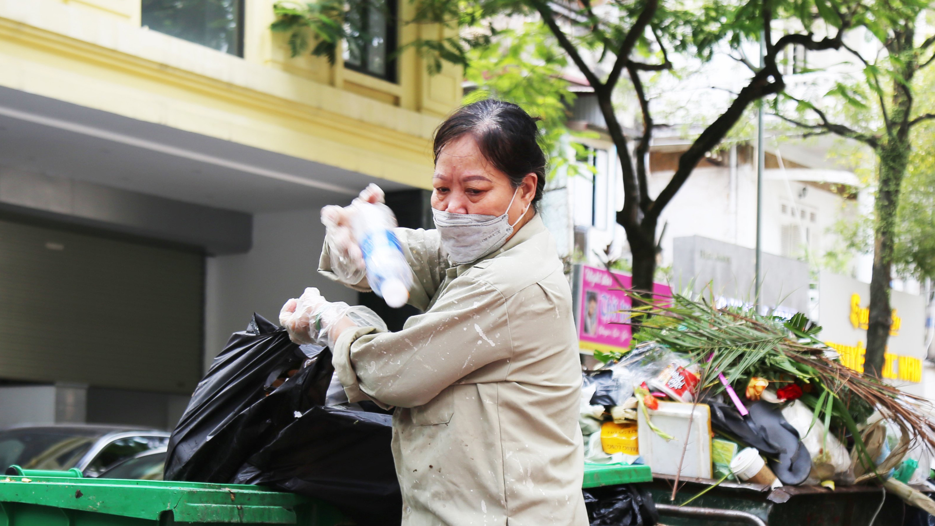 Phận đời bất hạnh của người phụ nữ hơn 60 tuổi vẫn đi nhặt rác nuôi cả gia đình - 14