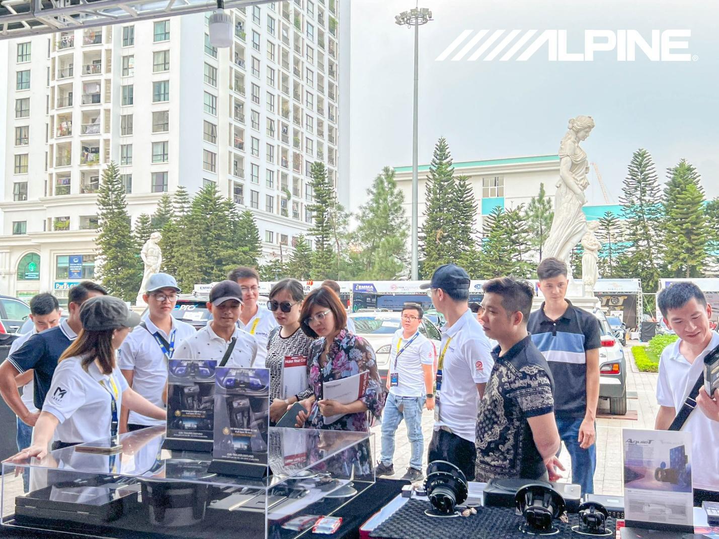 Khách hàng đang được tư vấn về hệ thống ALPINE F#1STATUS.