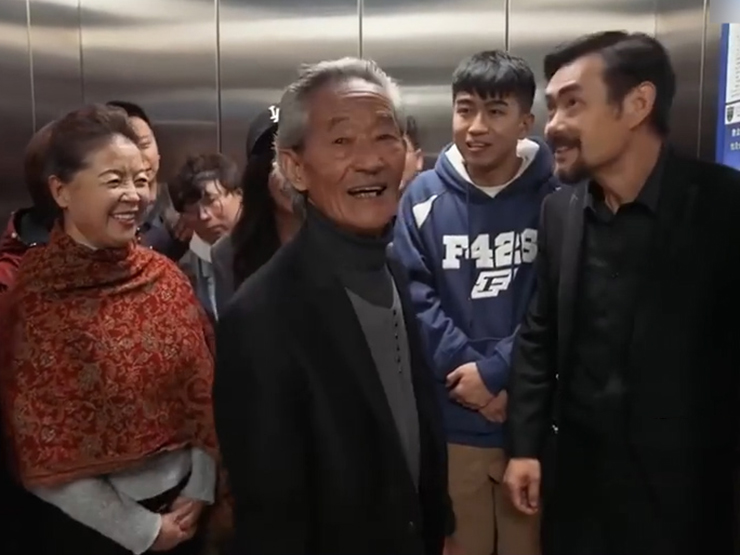 Clip hài hước - Vào nhầm thang máy hỏng còn khinh thường người khác và cái kết