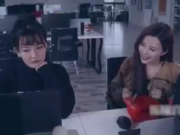 Clip hài hước - Gái xinh "chạy mất dép" khi bạn trai mang cả xe bus đến đón hẹn hò