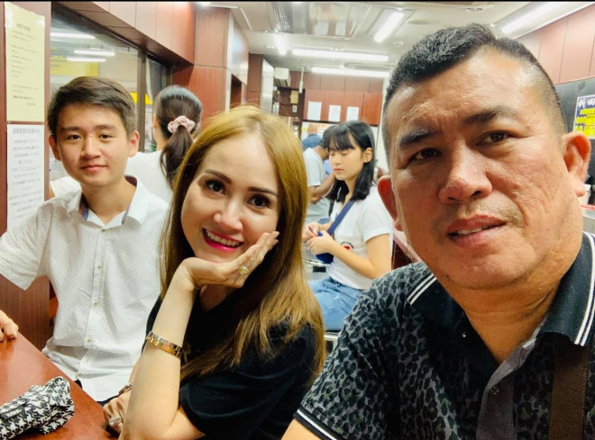 Nhật Cường đăng ảnh chụp cùng bà xã xinh đẹp
và con trai trên trang cá nhânẢnh: FBNV