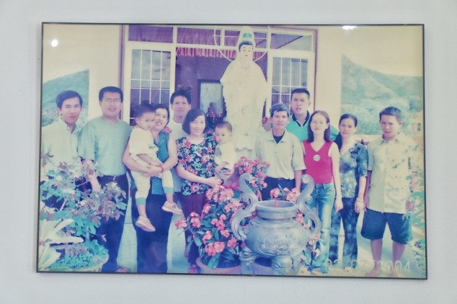 Tấm ảnh gia đình cùng bố mẹ và các anh, chị em
trong dịp Tết được anh treo trang trọng ngay giữa phòng khách.