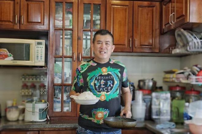 Diễn viên hài sinh năm 1965 vào bếp nấu ăn mỗi
khi rảnh rỗi. Do lịch trình bận rộn, lại thêm sống một mình nên anh
thường dùng bữa bên ngoài.