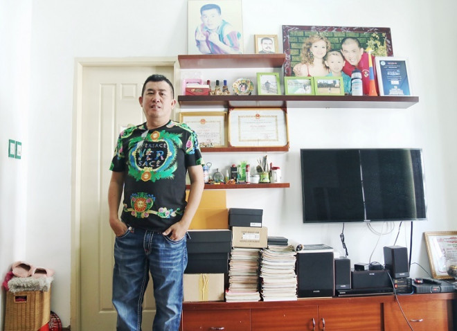 Do vợ và con trai ở xa nên Nhật Cường chỉ sống
một mình. Anh tâm sự đôi lúc cảm thấy cô đơn, trống trải trong
chính ngôi nhà của mình.