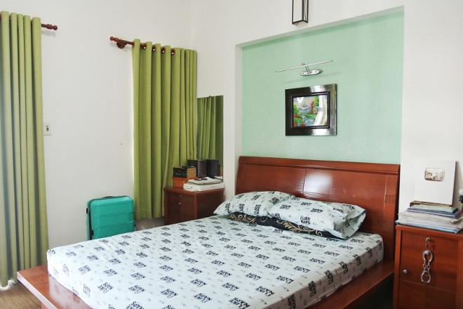 Phòng ngủ của Nhật Cường. Biệt thự của nam
nghệ sĩ gồm 4 phòng ngủ, được thiết kế đơn sơ, lấy màu xanh làm
tông màu chủ đạo.