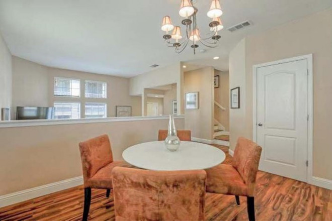 Không gian phòng ăn sang trọng, ấm cúng với
bàn tròn màu trắng, ghế sofa bọc nhung màu cam đất cùng tông với
sàn nhà.