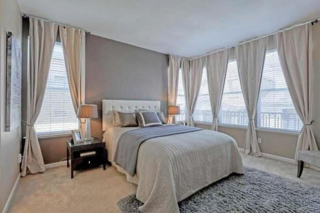 Phòng ngủ rộng rãi, sử dụng tông màu trung
tính sang trọng. Căn phòng ngập tràn ánh sáng tự nhiên vào ban ngày
nhờ hệ cửa sổ kính cao rộng.