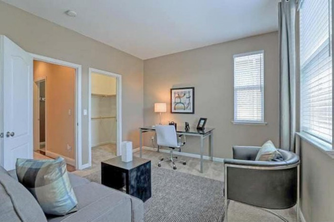 Không gian làm việc tại gia được thiết kế đơn
giản, tiết chế tối đa nội thất nhằm tạo độ thoáng cho căn
phòng.