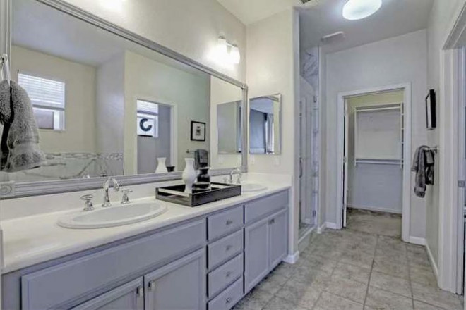 Sự kết hợp ăn ý của cặp đôi màu sắc trắng –
tím oải hương mang đến vẻ đẹp vừa sang trọng, vừa lãng mạn cho
không gian phòng tắm.