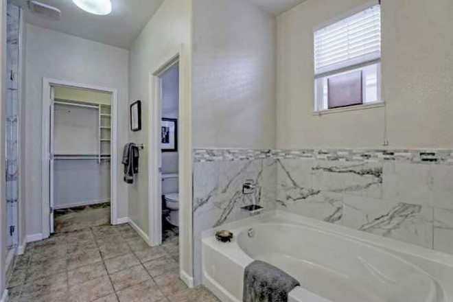 Các khu vực chức năng trong phòng tắm được
thiết kế tách biệt, đảm bảo tính riêng tư tối đa cho người
dùng.