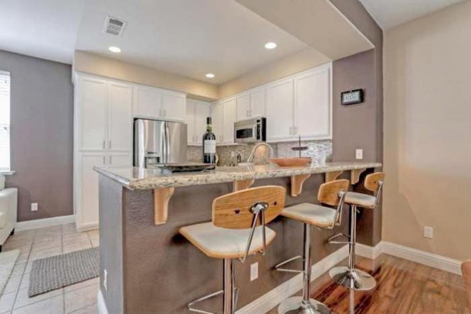 Trong phòng bếp biệt thự, quầy bar mini đồng
thời là góc ăn sáng tiện dụng dành cho 3-4 người cùng lúc.